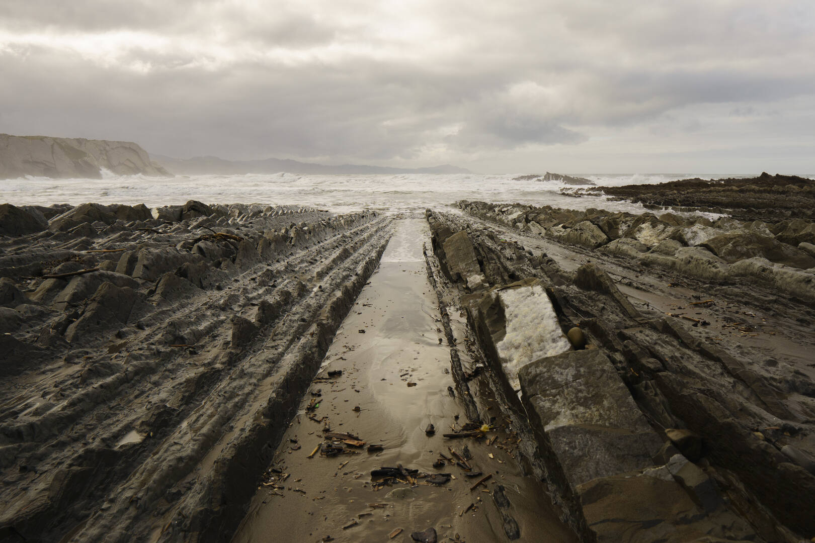 Capas rocosas de origen sedimentario en la playa de Zumaia